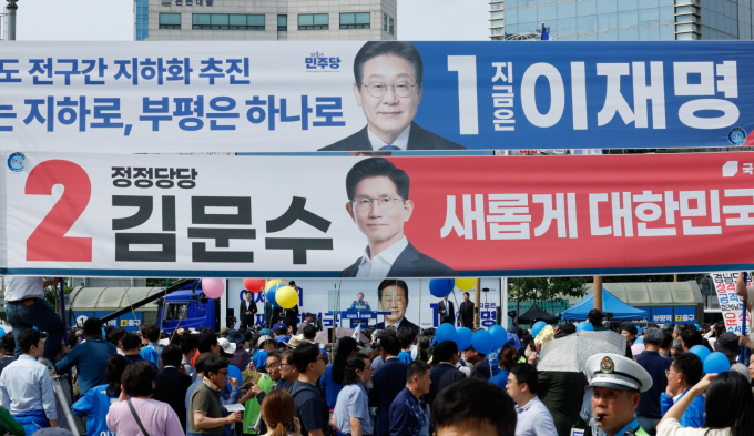 이재명 더불어민주당 대통령 후보와 김문수 국민의힘 후보의 지지율 격차가 한 자릿수로 좁혀졌다는 여론조사 결과가 발표되자 민주당은 '보수층 과표집' 가능성을 제기하며 경계심을 드러냈다. 사진은 이재명 더불어민주당 대선후보가 지난 21일 인천 부평구 부평역 북광장에서 열린 집중유세에서 지지호소를 하고 있는 가운데 이 후보와 김문수 국민의힘 대선 후보 현수막이 주변에 걸려있는 모습. /사진=뉴시스