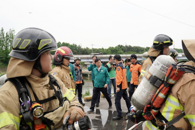 신상진 성남시장(가운데 녹색 점퍼)이 23일 2025년 재난대응 안전한국훈련 현장에서 전기차 화재진압 모의훈련 상황을 점검하고 있다. /사진제공=성남시