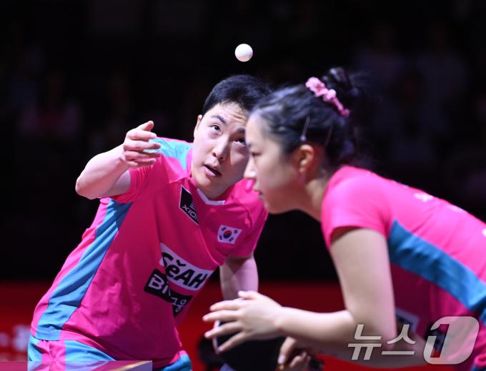 신유빈, 임종훈이 22일 카타르 도하 루사일 아레나에서 열린 2025 국제탁구연맹(ITTF) 세계선수권대회 혼합복식 8강 대만 린윈주 - 정이칭과 경기를 펼치고 있다. 2025.5.22/뉴스1 ⓒ News1 사진공동취재단