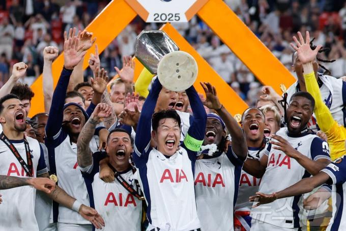 UEFA 유로파리그 우승컵을 들어 올린 손흥민. ⓒ AFP=뉴스1