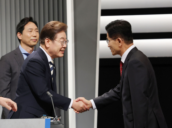 김문수 국민의힘 대선 후보와 이재명 더불어민주당 대선 후보가 서로를 비판했다. 사진은 23일 대선 후보자 토론에 참석한 김 후보(오른쪽)와 이 후보. /사진=뉴스1(국회사진기자단)