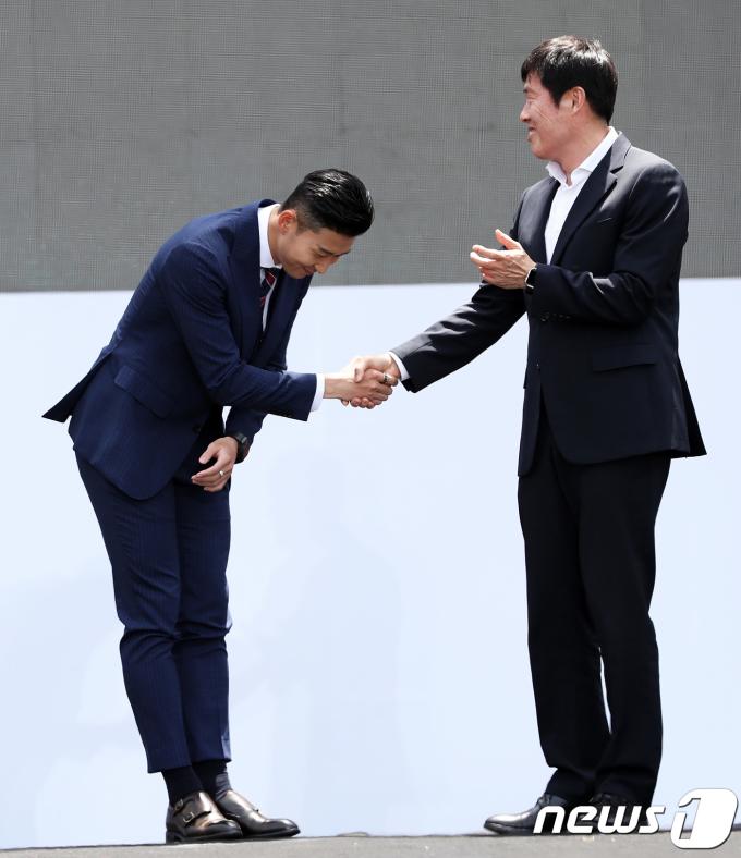 축구대표팀 에이스 손흥민이 21일 서울광장에서 열린 2018 러시아월드컵 출정식에서 차범근 전 감독과 함께 런웨이에 오르고 있다. 신태용호는 출정식 후 파주 축구대표팀트레이닝센터(NFC)로 옮겨 첫 담금질에 돌입하는 등 사상 두 번째 원정 16강 진출을 향한 여정을 시작한다. 2018.5.21/뉴스1 ⓒ News1 오대일 기자