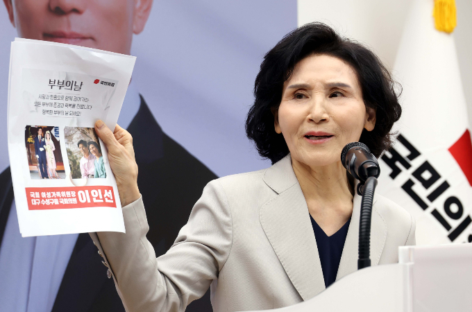 더불어민주당은 설난영 여사의 노동조합 관련을 발언을 두고 24일 사과를 요구했다. 사진은 지난 21일 오후 서울 여의도 중앙당사 다목적홀에서 열린 여성본부 필승결의대회에서 자신의 결혼사진을 들고 인사말하는 설 여사. /사진=뉴시스