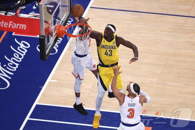 인디애나 페이서스가 24일(한국시간) 열린 2024-25 NBA 플레이오프 동부 콘퍼런스 결승 2차전에서 뉴욕 닉스를 114-109로 이겼다. 파스칼 시아캄(43번)은 팀 내 최다 39점을 넣으며 활약했다. ⓒ AFP=뉴스1