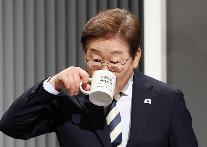 이재명 더불어민주당 대선 후보가 24일 당에서 비법조인에게 대법관 임용 자격을 주는 법안을 전날 발의하자 거리를 뒀다. 사진은 전날 제21대 대통령선거 2차 후보자 토론회 시작에 앞서 물을 마시는 이 후보. /사진=뉴시스