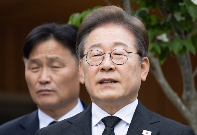 이재명 더불어민주당 대선 후보가 지난 23일 나온 부정선거론 논란에 대해 "했다는 것이 아니다"고 24일 밝혔다. 사진은 전날 경남 김해 진영읍 봉하마을을 찾아 백브리핑 하는 이 후보. /사진=공동취재