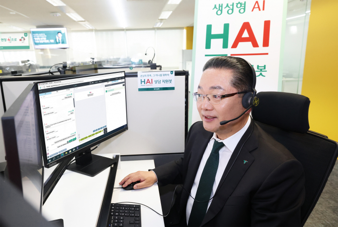 하나은행은 생성형 인공지능(AI) 기술을 기반으로 한 상담 지원 시스템 'HAI 상담지원봇'을 개편했다. 이를 통해 보다 빠르고 정확한 상담 서비스 제공이 가능하게 됐다. 이호성 하나은행장이 서울 중구 다동에 위치한 손님케어센터를 방문해 손님과 직접 상담하며 새로 개편된 HAI 상담지원봇을 시현해 보고 있다./사진=하나은행