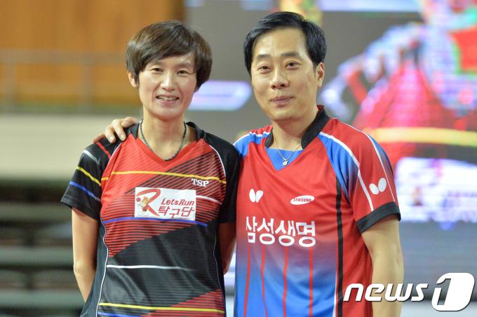 27일 대구실내체육관에서 열린 2017신한금융 한국탁구챔피언십 및 제71회 전국 남녀종합탁구선수권 대회 결승전에 앞서 특별 이벤트 경기를 마친 유남규 감독과 현장화 감독이 손을 잡은 채 탁구 라켓을 들어보이고 있다. 유 감독과 현 감독의 경기는 1대1로 무승부를 기록했다.2017.12.27/뉴스1 ⓒ News1 최창호 기자