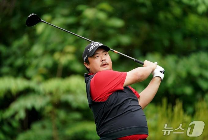 유송규(29)가 24일 열린 한국오픈 3라운드에서 샷을 날리고 있다. (코오롱한국오픈조직위원회 제공)