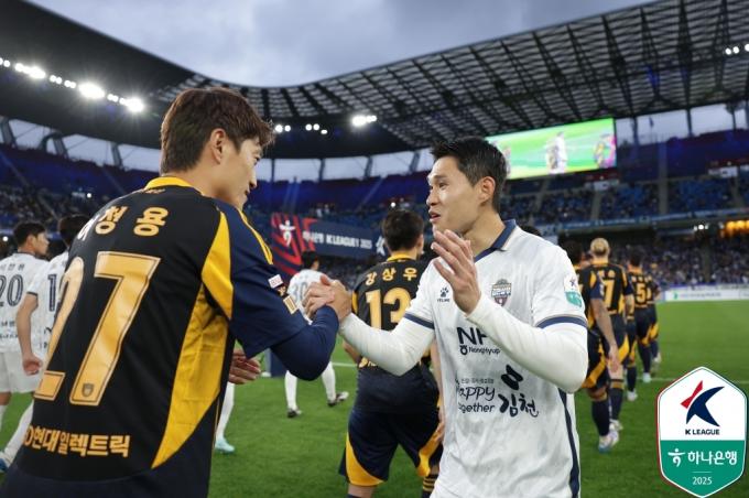 친정팀 울산HD를 상대한 김천 상무의 이동경(오른쪽). (한국프로축구연맹 제공)