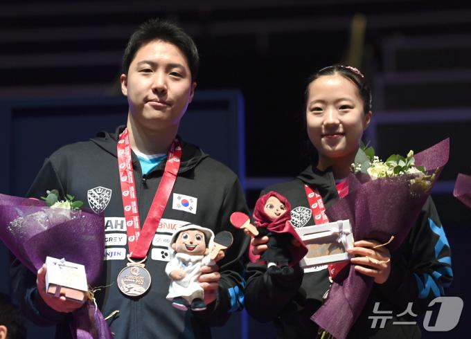 동메달을 따낸 뒤 활짝 웃는 임종훈-신유빈 혼합복식 듀오2025.5.24/뉴스1 ⓒ News1 사진공동취재단