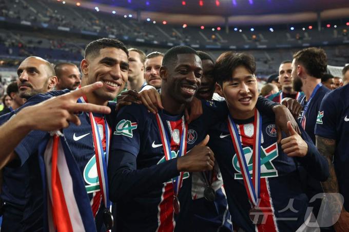 프랑스컵 우승 후 PSG 동료들과 기뻐하는 이강인(오른쪽) ⓒ AFP=뉴스1