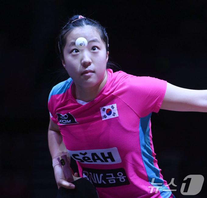 신유빈이 21일 카타르 도하 루사일 아레나에서 열린 2025 국제탁구연맹(ITTF) 세계선수권대회 여자단식 32강 이탈리아 가이아 몬파르디니와 경기를 펼치고 있다. 2025.5.22/뉴스1