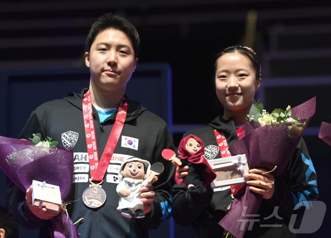 임종훈과 신유빈이 24일 카타르 도하 루사일 아레나에서 열린 2025 국제탁구연맹(ITTF) 세계선수권대회 혼합복식 시상식에서 동메달을 걸고 포즈를 취하고 있다. 2025.5.25/뉴스1 ⓒ News1 사진공동취재단