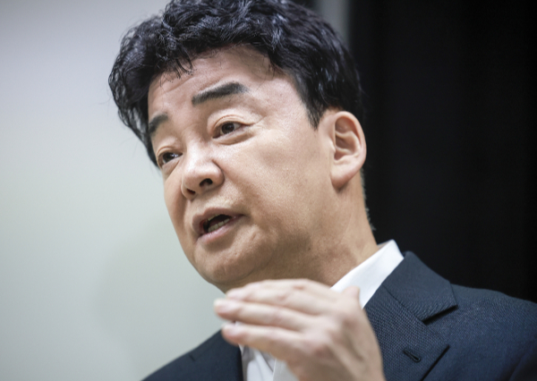 김재환 전 PD가 백종원 더본코리아 대표에 대한 갑질 의혹을 또 폭로했다. 사진은 백종원 더본코리아 대표가 지난 3월28일 서울 서초구의 한 회의공간에서 열린 더본코리아 주주총회에서 취재진의 질문에 답하고 있는 모습. /사진=뉴시스