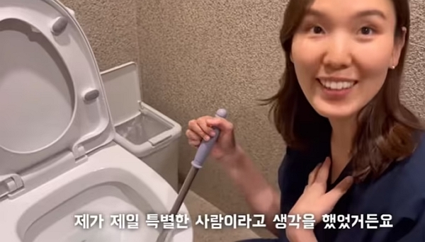 회계사를 그만두고 청소 아르바이트를 시작한 여성의 사연이 화제다. 사진은 회계사를 그만두고 청소 아르바이트를 시작한 이윤재씨의 모습. /사진=유튜브 채널 '나는 사장님' 캡처