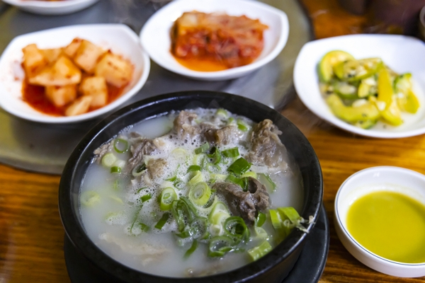 식당에 유모차를 끌고 온 아기 엄마에게 주의를 부탁했다가 '리뷰 테러' 당한 사장의 사연이 화제다. 사진은 기사의 이해를 돕기 위한 국밥 자료 사진. /사진=이미지투데이