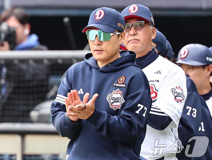 27일 서울 송파구 잠실야구장에서 열린 프로야구 '2025 신한 SOL 뱅크 KBO리그' 롯데 자이언츠와 두산 베어스의 경기, 두산 이승엽 감독이 13대4 승리 후 선수들을 격려하고 있다. 2025.4.27/뉴스1 ⓒ News1 김도우 기자