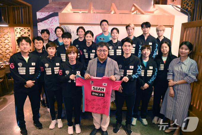 한국 탁구대표팀이 주카타르 대사관에 사인 유니폼을 선물했다. ⓒ News1 사진공동취재단
