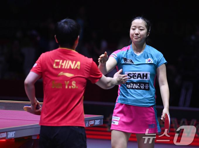 신유빈이 22일(현지시간) 카타르 도하 루사일 아레나에서 열린 2025 국제탁구연맹(ITTF) 세계선수권대회 여자단식 16강 중국 쑨잉사와 경기 후 인사를 하고 있다. 2025.5.23/뉴스1 ⓒ News1 사진공동취재단