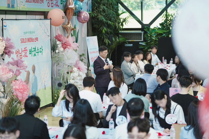 성남시가 지난 25일 헬로오드리(운중동)에서 열린 올해 첫 ‘솔로몬의 선택’ 행사(제14기)에서 50쌍(총 100명) 중 22쌍(44%)의 커플 매칭에 성공했다. 신상진 성남시장이 행사에 참석해 인사말을 하고 있다. /사진제공=성남시