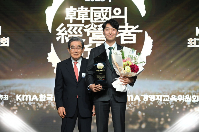 박용준 삼진어묵 대표(오른쪽)이 한국의 경영자상을 수상한 뒤 이봉서 한국능률협회장과 기념촬영을 하고 있다./사진=삼진어묵
