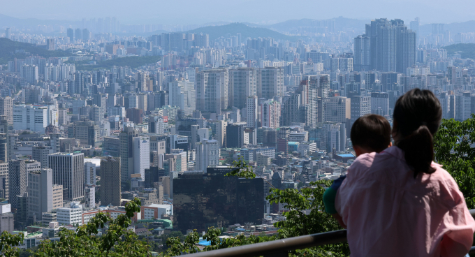 다음달 권역별로 수도권과 지방 모두 입주 물량이 증가하며 서울은 상반기 월간 물량 중 최대 규모를 기록할 전망이다. 사진은 지난 25일 서울 남산에서 바라본 서울시내 아파트단지 모습. /사진=뉴스1