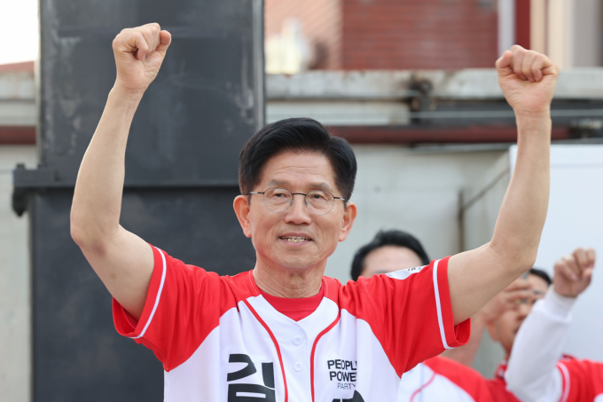 김문수 국민의힘 대선 후보가 26일 '지방이 주도하는 잘 사는 대한민국 실현을 위한 공약'을 발표했다. 사진은 전날 충남 서산에서 유권자들에게 지지를 호소하는 김 후보. /사진=뉴시스