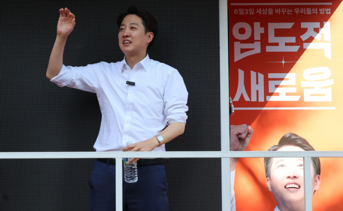 이준석 개혁신당 대선 후보사 26일 25호 공약으로 방송 광고 역차별 규제 폐지를 내세웠다. 사진은 전날 서울 종로구 서순라길을 찾은 이 후보. /사진=뉴스1(공동취재)