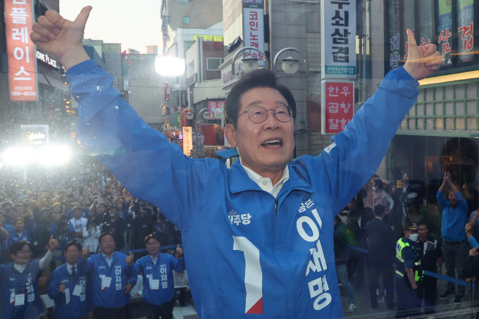 이재명 더불어민주당 대선 후보가 "국익중심 실용외교를 펼칠 것"이라고 밝혔다. 사진은 지난 25일 충남 천안 동남구 신부문화거리에서 열린  유세에서 지지를 호소하는 이 후보. /사진=공동취재