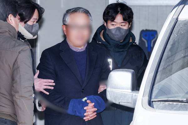 서울시립대에 문형배 전 헌법재판소장 권한대행의 교수 임용을 반대하는 경고성 편지가 도착했다. 사진은 서울서부지법 난동 사태 당시 시위대 폭력을 선동한 혐의를 받는 사랑제일교회 특임전도사 윤모씨가 지난 2월 영장실질심사에 출석하는 모습. /사진=뉴스1