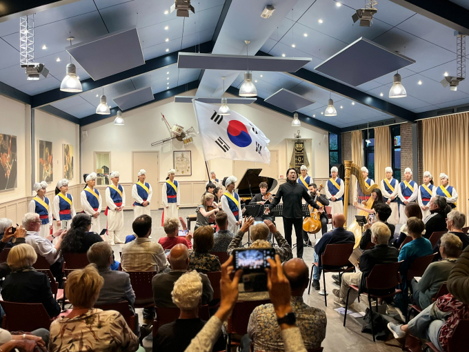  이천시 문화사절단인 이천통신사 22일 네덜란드 호린험 왕립하모니 데바자운에서 이천을 대표하는 문화유산인 '이천 거북놀이'와 동·서양의 음악가가 함께하는 'K클래식'을 주제로 전통과 현대가 조화를 이루는 다양한 프로그램을 선보이고 있다. /사진제공=이천시