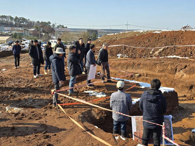 지난해 이뤄진 고양창릉 공공주택지구 발굴현장 전문가 현지조사(국가유산청 제공)