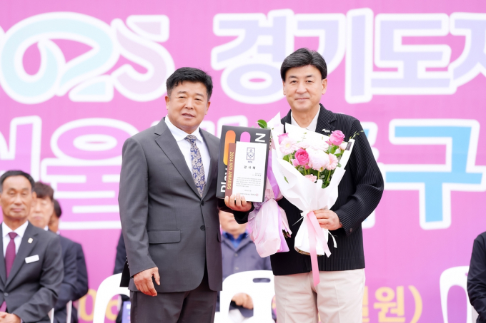 방세환 경기 광주시장(오른쪽)이 지난 24일 이천시에서 열린 '2025 경기도지사기 어울림축구대회' 개막식에서 대한축구협회장으로부터 감사패를 수상하고 있다. / 사진제공=광주시