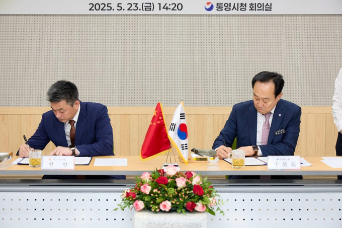 천양 중국 단저우시장(왼쪽)과 천영기 통영시장이 23일 통영시청에서 양해각서를 체결하고 있다./사진=통영시