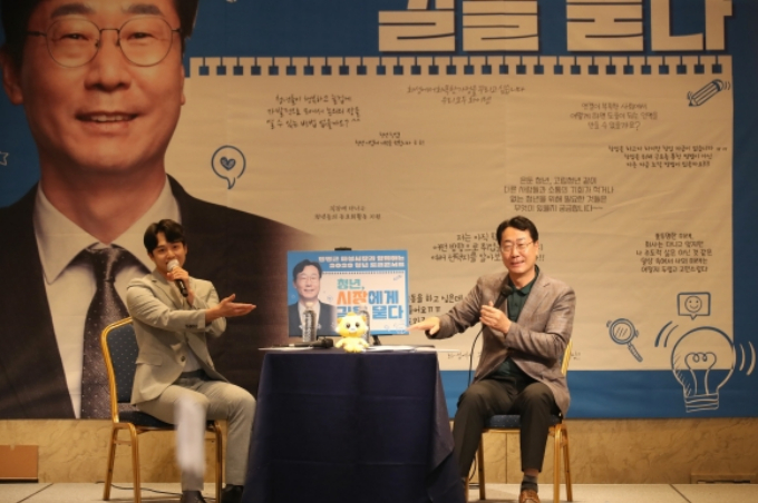 정명근 화성특례시장이 청년들과의 토크쇼에서 청년들의 정책제안을 듣고 있다. / 사진제공=화성특례시