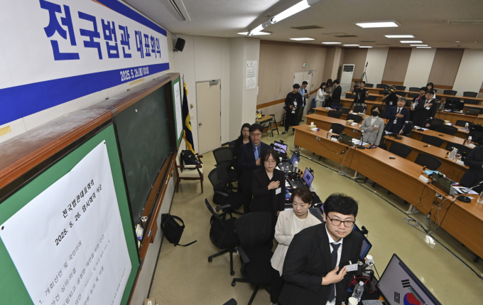 이재명 더불어민주당 대통령 후보의 공직선거법 위반 사건 대법원 판단에 대해 논의할 것으로 알려지며 세간의 관심을 모았던 전국법관대표회의 임시 회의가 낮12시20분에 종료됐다. 법관대표회의 의장인 김예영 서울남부지법 부장판사를 비롯한 법관들이 26일 경기 고양시 일산동구 사법연수원에서 열린 전국법관대표회의에서 국기에 대한 경례를 하고 있다. /사진=뉴스1