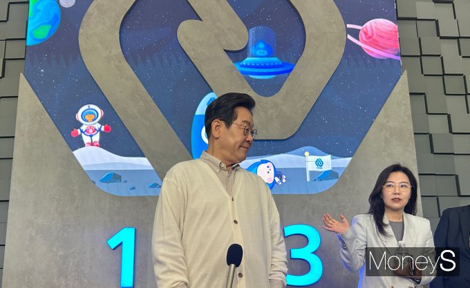 이재명 더불어민주당 대통령 후보가 국민개병제를 유지하되 병역 대상자에게 '징집병'과 '전투 부사관' 중 선택권을 부여하는 병역 개편 구상을 밝혔다. 사진은 이재명 더불어민주당 대통령 후보가 26일 아주대학교에서 열린 '아주대와 함께하는 대학생 간담회' 직후 기자들과 만난 모습.  /사진=김성아 기자