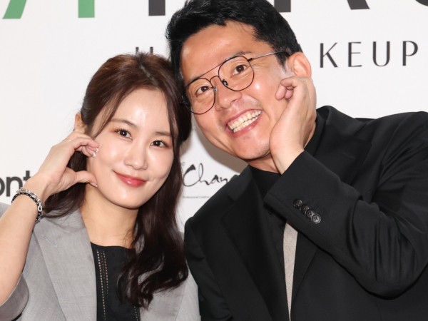 김준호, 김지민 커플의 신혼여행 계획 비하인드가 알려졌다. 사진은 김지민(왼쪽), 김준호(오른쭉) 예비부부가 지난 4월22일 서울 강남구 한 카페에서 열린 ‘아티르 & 아르즈’ 오프닝 행사에 참석해 포즈를 취하고 있는 모습. / 사진=뉴스1