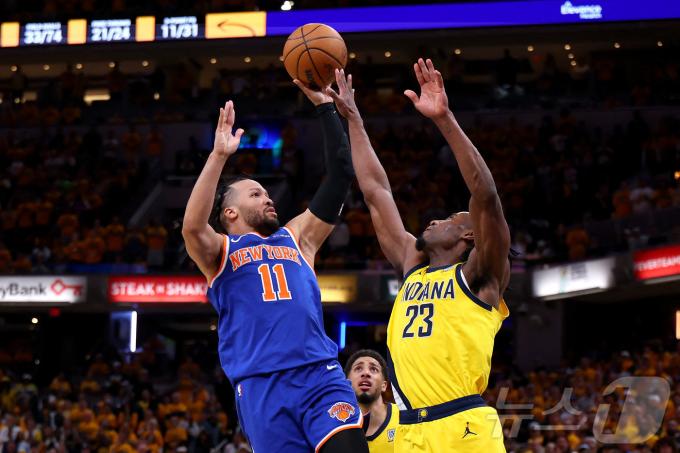 뉴욕 닉스는 26일(한국시간) 열린 인디애나 페이서스와의 2024-25 NBA 플레이오프 동부 콘퍼런스 결승 3차전에서 106-100으로 이겼다. 제일런 브런슨(11번)은 23점을 넣으며 팀 승리에 힘을 보탰다. ⓒ AFP=뉴스1