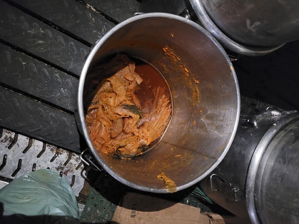 식품의약품안전처는 식품제조·가공업 영업등록을 하지 않고 비위생적인 환경에서 즉석조리식품(김치찌개)를 제조·판매한 업체 대표를 식품위생법 위반 혐의로 검찰에 송치했다. 사진은 위반제품(김치찌개) 잔여분의 모습. /사진=뉴시스(식약처 제공)