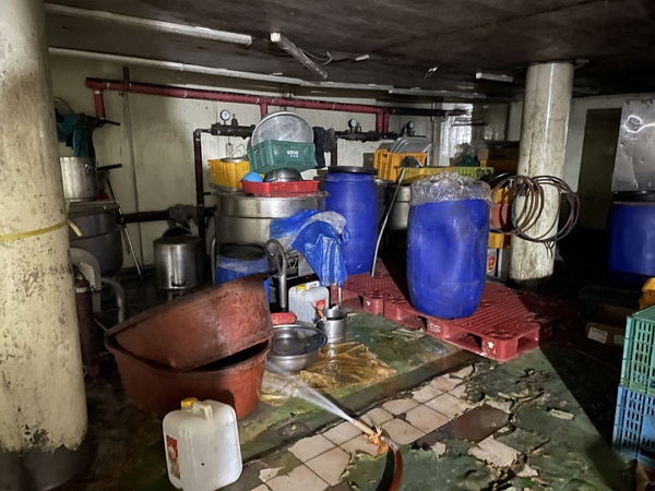 식품의약품안전처는 식품제조·가공업 영업등록을 하지 않고 비위생적인 환경에서 즉석조리식품(김치찌개)를 제조·판매한 업체 대표를 식품위생법 위반 혐의로 검찰에 송치했다. 사진은 식약처가 적발한 무등록 업체의 작업 현장 모습. /사진=뉴시스(식약처 제공)