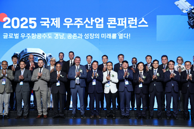 박완수 경남도지사(앞줄 왼쪽 여섯번째)와 조규일 진주시장(앞줄 오른쪽 네번째) 등 '2025 국제우주산업 콘퍼런스' 참석자들이 행사에 앞서 기념촬영을 하고 있다./사진=진주시