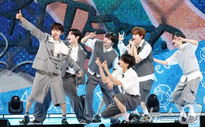 그룹 킥플립이 26일 오후 서울 광진구 YES24 라이브홀에서 열린 새 앨범 'Kick Out, Flip Now!' 발매 기념 쇼케이스에서 타이틀곡 'FREEZE'를 선보이고 있다. ⓒ News1 권현진 기자