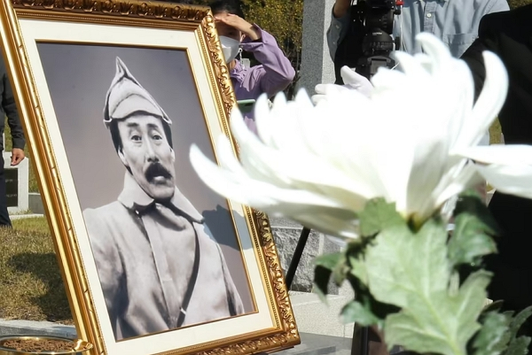 육군사관학교(육사) 종합강의동 앞에 놓인 홍범도 장군 흉상의 이전 계획이 철회됐다. 사진은 대전 유성구 국딥대전현충원에서 열린 홍범도 장군 순국 제80주기 추모식에서 참석자들이 헌화하는 모습. /사진=뉴스1