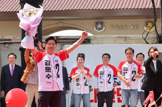 김문수 국민의힘 대선 후보가 26일 오후 경기 오산 유세를 진행했다. 사진은 이날 오전 경기 평택에서 유권자들의 지지를 호소하는 김 후보. /사진=뉴시스(공동취재)