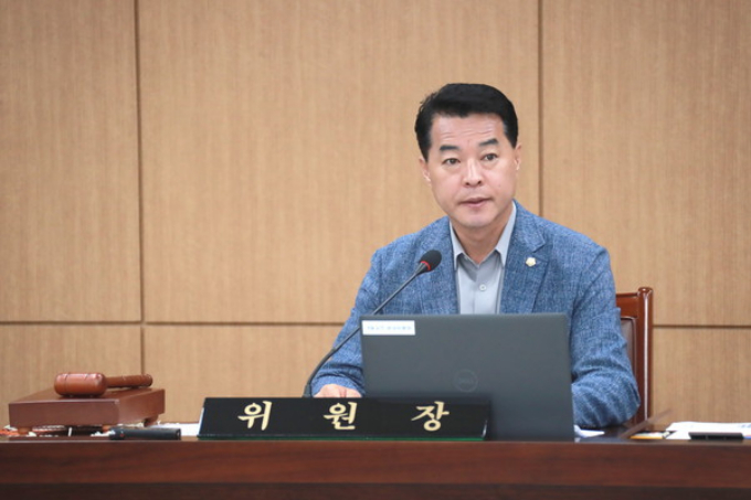 김재국 의회운영위원장이 26일 상임위원회실에서 제253회 임시회 폐회 중 제1차 의회운영위원회를 열고 있다. /사진제공=이천시의회 
