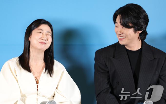 배우 라미란과 안재홍(오른쪽)이 26일 서울 용산구 CGV용산아이파트몰에서 열린 영화 '하이파이브‘(감독 강형철) 언론시사회에 참석해 미소를 짓고 있다. '하이파이브'는 장기이식으로 우연히 각기 다른 초능력을 얻게 된 다섯 명이 그들의 능력을 탐하는 자들과 만나 벌어지는 이야기를 그린 코믹 액션 활극이다. 2025.5.26/뉴스1 ⓒ News1 권현진 기자