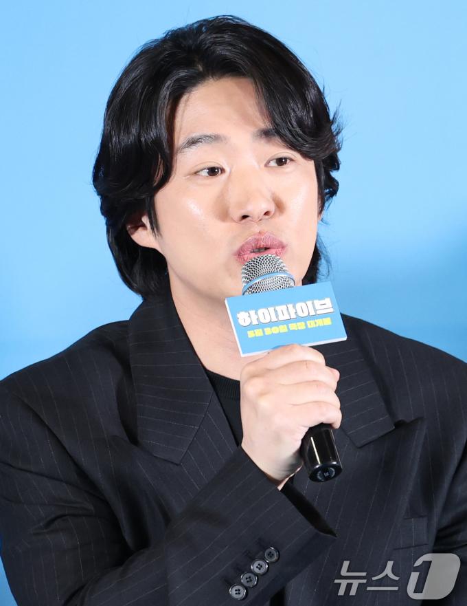배우 안재홍이 26일 서울 용산구 CGV용산아이파트몰에서 열린 영화 '하이파이브‘(감독 강형철) 언론시사회에 참석해 인사말을 하고 있다. '하이파이브'는 장기이식으로 우연히 각기 다른 초능력을 얻게 된 다섯 명이 그들의 능력을 탐하는 자들과 만나 벌어지는 이야기를 그린 코믹 액션 활극이다. 2025.5.26/뉴스1 ⓒ News1 권현진 기자