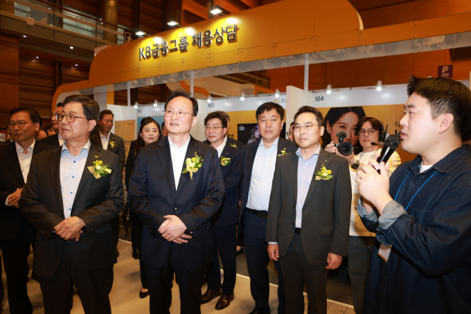 이달곤 동방성장위원회 위원장과 이환주 KB국민은행장이 26일 오전 서울 강남구 코엑스 D홀에서 열린 '2025 제1차 KB굿잡 우수기업 취업박람회'에 참석해 참여 업체 부스를 둘러보고 있다./사진=KB국민은행